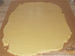 Печенье песочное: Включить духовку для разогрева.    На противне или листе вощеной бумаги тесто раскатать в пласт, толщиной 4 мм. Удобно это делать, положив тесто между двумя слоями пищевой пленки.