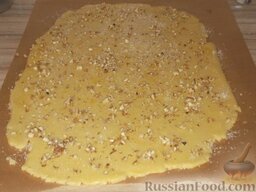 Печенье песочное: Поверхность теста смазать яйцом, посыпать измельченными орехами, сахаром.