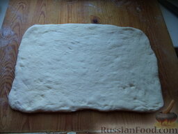 Пирог рыбный: Готовое тесто раскатать в два пласта толщиной 1 см. (Если будете украшать пирог, то нужно отложить кусочек теста размером с яйцо.)