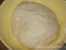 Булки: Вымешивать тесто для булок до тех пор, пока оно не начнет хорошо отставать от рук и стенок посуды.