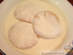 Торт "Черепаха": Затем обмакивать печенья в сметанный крем. Или смазывать слой за слоем сметанным (другой не подойдет!) кремом.
