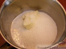 Торт "Черепаха": Приготовить глазурь: сахар и масло перемешать и поставить на небольшой огонь.