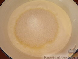 Торт "Черепаха": Одновременно приготовить крем: сметану взбить с сахаром.