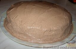 Торт пражский с вишнями: Сверху торт смазывайте коричневым или белым кремом.