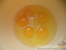 Хворост «Водочный»: Как приготовить хворост на водке:    В миску вбить куриные яйца.