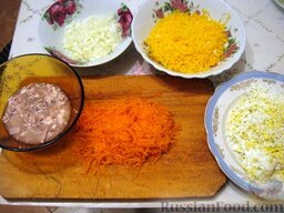 Салат с печенью трески: Отварите вкрутую куриные яйца. Остудите и очистите. Очистите и помойте лук и морковь.   Лук мелко нарубите. По отдельности натрите на крупной терке морковь, яйца и сыр. Измельчите печень трески.