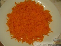 Салат с печенью трески: Выкладывается салат с печенью трески слоями. Вначале выложите в салатницу морковь.