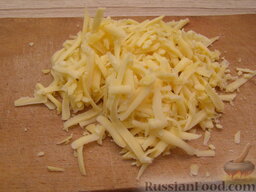 Салат "Очень празднично": Сыр натереть на крупной терке.
