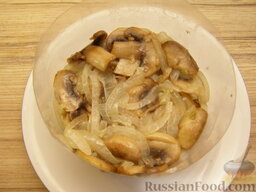 Салат "Очень празднично": 2 слой - грибы, обжаренные с луком.