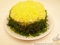 Салат "Очень празднично": Бока салата украсить веточками зелени или резанной зеленью.  Сытный салат, очень праздничное блюдо!