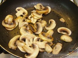Салат "Очень празднично": Увеличить огонь до сильного. На сковороду добавить еще 2 ст. ложки растительного масла. Помешивая, обжарить грибы до золотистого цвета (10-15 минут).