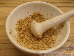 Салат "Очень празднично": Орехи тщательно растолочь в ступке. Важно именно растолочь орехи, а не нарезать, чтобы выделилось масло.