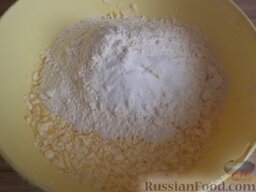 Печенье песочное «Оригинальное»: Всыпать муку, соду, соль и замесить тесто. Если яйца крупные, то для замеса теста может понадобиться еще 0,5 стакана муки.