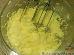 Печенье «Взлетное»: Масло, сахар и яйца взбить в пышную однородную массу.