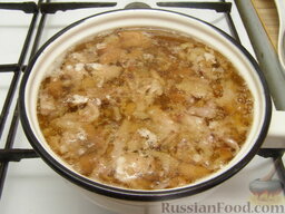Холодец из свиных ножек: Залейте бульоном мясо и прокипятите массу еще 6-7 минут.