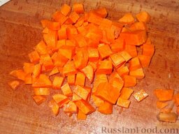 Домашний суп из утки: Морковь очистите, вымойте и нарежьте мелкими кубиками.