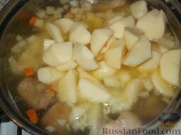 Домашний суп из утки: Затем добавьте картофель и варите еще 15 минут.