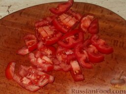 Домашний суп из утки: Нарежьте помидоры.