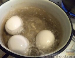 Мясная окрошка: В кастрюльку выложите куриные яйца. Залейте водой, посолите. доведите до кипения. Отварите яйца вкрутую на среднем огне (10 минут) и остудите их затем в холодной воде.