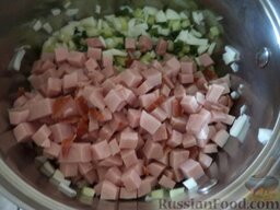 Мясная окрошка: Затем добавьте подготовленное мясо (или колбасу).