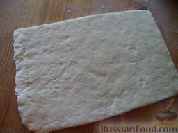 Печенье творожное 1 вариант: Подсыпая муку, раскатать тесто в пласт толщиной примерно 8 мм.