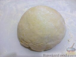 Пирожки с капустой: Когда тесто поднимется и увеличиться в 2 раза, тесто обомните и сформируйте шар.