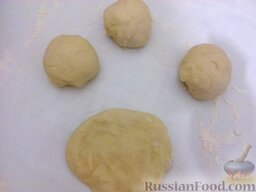 Пирожки с капустой: Тесто разделите на одинаковые кусочки, из них сформируйте шарики (размером с яйцо) из которых сделайте лепешки диаметром 10-12 см толщиной 1 см.