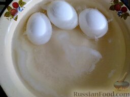 Пирожки с капустой: Залейте водой яйца, варите на среднем огне 5-7 минут.