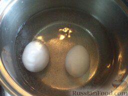 Пирожки с ливером: Яйца отварите вкрутую. Для этого яйца залейте холодной водой, поставьте на огонь, доведите до кипения, варите 10 минут на среднем огне. Слейте кипяток, залейте холодной водой.