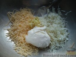 Салат из редьки с сыром и чесноком: Добавьте майонез по вкусу.