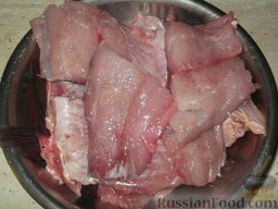 Толстолобик с рисом к Новогоднему столу: Нарезаю рыбу порционными кусками. Рыбу присаливаю. Если этого не сделала с вечера – пусть просаливается, пока суд да дело.