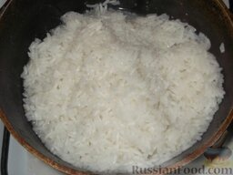 Толстолобик с рисом к Новогоднему столу: Чашку риса промываю в холодной воде, кладу в огнеупорную кастрюльку, чуть присаливаю (0,5 ч. ложки), заливаю водой, чуть меньше двух чашек (1,5-1,8), закрываю крышкой.  Дальше два варианта:  1. Ставлю варить на плиту, довожу до кипения и затем, на медленном огне варю 10 минут.   2. Ставлю в микроволновку. 7-10 мин. на максимуме варю до закипания – этот момент нужно уловить точно и на будущее запомнить, чтобы пена не пошла через край. Не хотите следить – 7 мин. на максимуме, 7 мин. на слабой мощности и посмотрите через стекло – воды не должно быть до дна. Микроволновка выключилась, рис пусть настаивается.  Никакого открывания, никакого перемешивания!