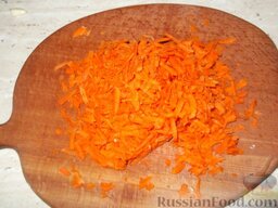 Толстолобик с рисом к Новогоднему столу: Пока рис готовится, занимаюсь зажаркой. Морковь очищаю, мою и натираю на крупной терке.