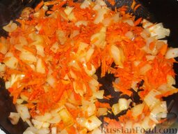 Толстолобик с рисом к Новогоднему столу: Затем добавляю к нему протертую морковь, обжариваю еще 3-5 мин., размешивая, чуть присаливаю (0,5 ч. ложки).