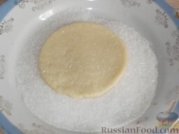 Печенье домашнее с творогом: Свернуть их фунтиками, обкатать в сахаре.    Для этого в тарелку насыпать сахар, выложить кружочек теста на сахар, прижать.