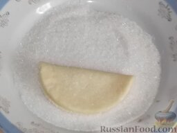 Печенье домашнее с творогом: Затем кружочек перевернуть, обмакнуть в сахар другой стороной. Сложить пополам.