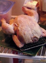 Курица жареная с абрикосово-сливовым соусом: Посолите курицу заранее, оставьте, не накрывая, на несколько часов в холодильнике. Кожа курицы подсохнет, и при запекании получится хрустящая корочка и сочное мясо.