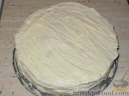 Торт-медовик «Идеал»: Оставшимся кремом промазать бока торта.