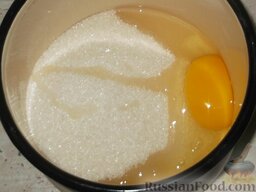 Торт-медовик «Идеал»: Приготовление крема для торта-медовика.  Растереть сахарный песок с яйцом.