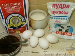 Торт простой бисквитный с клубничным вареньем: Вот такие продукты понадобятся по рецепту простого торта с клубничным вареньем.    Заранее включить духовку.