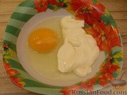 Быстрый пирог с капустой: Готовим заливку из одного яйца и двух столовых ложек майонеза - перемешиваем их вилкой или миксером.