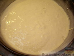 Быстрый пирог с капустой: Выливаем тесто в форму.