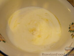Быстрый пирог с капустой: Пока начинка тушится, готовим тесто для пирога с капустой:  Взбиваем миксером одно яйцо, добавляем стакан кефира.