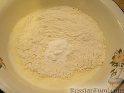 Быстрый пирог с капустой: Следом стакан муки. Еще нужно добавить чайную (без верха) ложку соды и 0,5 ч. ложки соли.