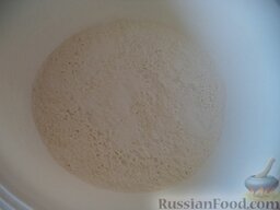 Пирог «Сливовый перевертыш»: Тесто: смешать муку, соль и разрыхлитель. Лучше просе­ять через сито для пышности.