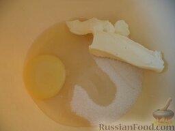 Пирог «Сливовый перевертыш»: Отдельно смешать сахар, сли­вочное масло, ванильный са­хар, яйцо, молоко.
