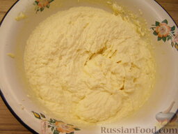 Торт слоеный «Наполеон»: Тщательно взбить сливочное масло со сгущенным молоком и хорошо охладить (оставить в холодильнике на 30 минут).