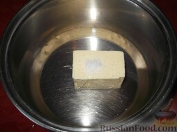 Заварное тесто: Приготовление заварного теста:    В кастрюлю кладем масло, соль, наливаем воду.