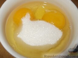 Крем для медового торта: Яйца взбиваем с сахаром.     Если будет использоваться шоколад, берем 2 ст. ложки сахара, а если какао - 4 ст. ложки.