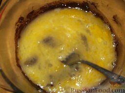 Крем для медового торта: Затем смешиваем со взбитыми яйцами и сахаром. (Если используем какао, растираем с яйцами и сахаром до однородности.)